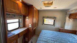 2007 Winnebago Alpine 30ft. full